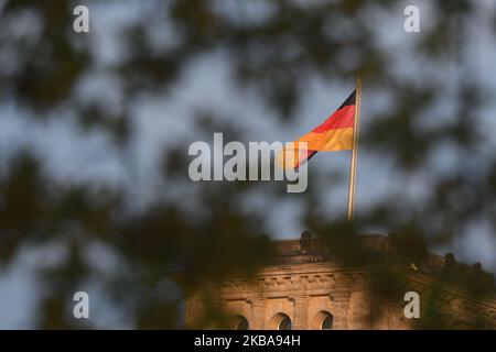 Blick auf eine deutsche Flagge über dem Reichstagsgebäude, dem Sitz des Deutschen Bundestages als Bundeskanzlerin Angela Merkel trifft NATO-Generalsekretär Jens Stoltenberg. Am Donnerstag, den 7. November 2019, in Berlin, Deutschland. (Foto von Artur Widak/NurPhoto) Stockfoto