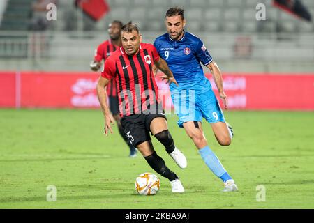 Gabriel Mercado von al Rayyan und Ali Ferydoon von Al Shahania kämpfen während ihres Spiels der QNB Stars League im Abdullah bin Khalifa-Stadion in Doha, Katar, am 7. November 2019 um den Ball. (Foto von Simon Holmes/NurPhoto) Stockfoto