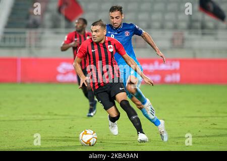 Gabriel Mercado von al Rayyan und Ali Ferydoon von Al Shahania kämpfen während eines Spiels der QNB Stars League im Abdullah bin Khalifa-Stadion in Doha, Katar, am 7. November 2019 um den Ball. (Foto von Simon Holmes/NurPhoto) Stockfoto