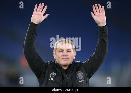 Neil Lennon, Manager von Celtic, begrüßt seine Fans und feiert den Sieg am Ende des UEFA Europa League Gruppenbühnentauches zwischen Lazio und Celtic im Stadio Olimpico, Rom, Italien. (Foto von Giuseppe Maffia/NurPhoto) Stockfoto