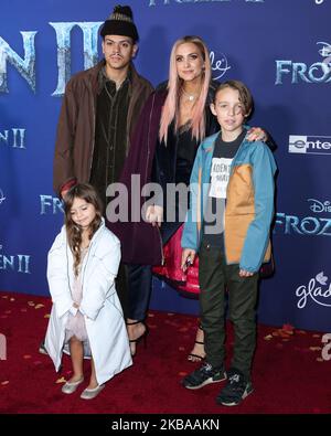 HOLLYWOOD, LOS ANGELES, KALIFORNIEN, USA - 07. NOVEMBER: Jagger Snow Ross, Evan Ross, Ashlee Simpson und Bronx Wentz kommen zur Weltpremiere von Disneys „Frozen 2“, die am 7. November 2019 im Dolby Theater in Hollywood, Los Angeles, Kalifornien, USA, stattfand. (Foto von Xavier Collin/Image Press Agency/NurPhoto) Stockfoto