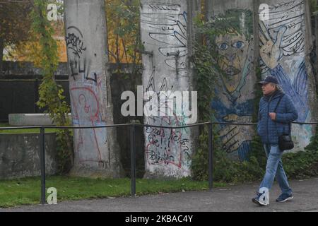 Eine Linie von abgenommenen Wandsegmenten, die am Vorabend des bevorstehenden 30.. Jahrestages des Mauerfalls in der Bernauer Straße an der Gedenkstätte Berliner Mauer zu sehen ist. Deutschland feiert diese Woche drei Jahrzehnte seit dem Fall der Berliner Mauer mit den Hauptfeiern in der deutschen Hauptstadt am Samstag, dem 9. November 2019. Am Freitag, den 8. November 2019, in Berlin, Deutschland. (Foto von Artur Widak/NurPhoto) Stockfoto