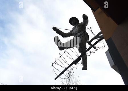 Eine Statue von Hans Konrad Schumann, einem DDR-Grenzposten, der 1961 beim Bau der Berliner Mauer nach Westdeutschland übergelaufen ist, siehe das Gebäude in der Nähe der ehemaligen Berliner Mauer in der Bernauer Straße, Am Vorabend des bevorstehenden 30.. Jahrestages des Falls der Berliner Mauer. Deutschland feiert diese Woche drei Jahrzehnte seit dem Fall der Berliner Mauer mit den Hauptfeiern in der deutschen Hauptstadt am Samstag, dem 9. November 2019. Am Freitag, den 8. November 2019, in Berlin, Deutschland. (Foto von Artur Widak/NurPhoto) Stockfoto