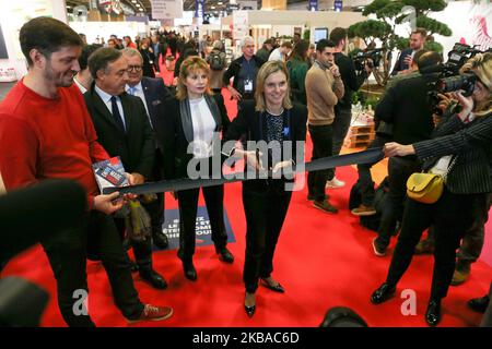 Die französische Juniorministerin für Wirtschaft und Finanzen Agnes Pannier-Runacher (C, blauer Stift) eröffnet und besucht am 8. November 2019 die Messe Made in France, ein Schaufenster des französischen Know-hows an der Porte de Versailles in Paris (Foto: Michel Stoupak/NurPhoto) Stockfoto