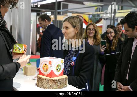 Die französische Juniorministerin für Wirtschaft und Finanzen Agnes Pannier-Runacher (C, blauer Stift) eröffnet und besucht am 8. November 2019 die Messe Made in France, ein Schaufenster des französischen Know-hows an der Porte de Versailles in Paris (Foto: Michel Stoupak/NurPhoto) Stockfoto