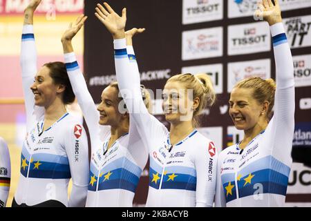 Neah Evans, Katie Archibald, Elinor Barker und Eleanor Dickinson aus Großbritannien werden nach dem Women's Team Pursuit Final im Sir Chris Hoy Velodrome am ersten Tag der UCI Track Cycling World Cup am 8. November 2019 in Glasgow, Schottland, mit Goldmedaillen ausgezeichnet. (Foto von Ewan Bootman/NurPhoto) Stockfoto