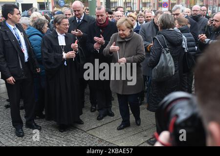 Bundeskanzlerin Angela Merkel (Mitte) und Markus Droege (links), Bischof der Evangelischen Kirche Berlin-Brandenburg-Schlesischen Oberlausitz, kommen mit Kerzen an die Gedenkstätte Berliner Mauer in der Bernauer Straße, um sie anlässlich der Gedenkfeier zum 30.. Jahrestag des Mauerfalls zu platzieren. Am Samstag, den 9. November 2019, in Berlin, Deutschland. (Foto von Artur Widak/NurPhoto) Stockfoto