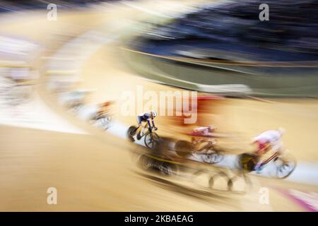 Eine allgemeine Sicht auf die Fahrer, die während des Women's Scratch Race im Sir Chris Hoy Velodrome am zweiten Tag des UCI Track Cycling World Cup am 9. November 2019 in Glasgow, Schottland, in Aktion waren. (Foto von Ewan Bootman/NurPhoto) Stockfoto