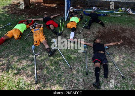 Die indonesische Fußballnationalmannschaft mit Amputierten wird am 9. November 2019 auf Krücken während einer Trainingseinheit auf einem Feld in Jakarta, Indonesien, gesehen. Indonesiens amputierte Fußballmannschaft bereitet sich auf das Weltcup-Debüt in Malaysia 2020 vor. (Foto von Andrew Gal/NurPhoto) Stockfoto