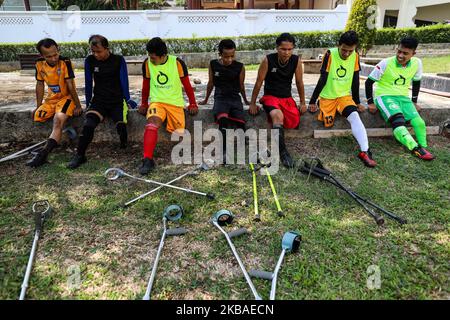 Die indonesische Fußballnationalmannschaft mit Amputierten wird am 9. November 2019 auf Krücken während einer Trainingseinheit auf einem Feld in Jakarta, Indonesien, gesehen. Indonesiens amputierte Fußballmannschaft bereitet sich auf das Weltcup-Debüt in Malaysia 2020 vor. (Foto von Andrew Gal/NurPhoto) Stockfoto