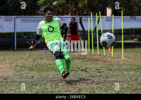 Die indonesische Fußballnationalmannschaft mit Amputierten wird am 9. November 2019 auf Krücken während einer Trainingseinheit auf einem Feld in Jakarta, Indonesien, gesehen. Indonesiens amputierte Fußballmannschaft bereitet sich auf das Weltcup-Debüt in Malaysia 2020 vor. (Foto von Andrew Gal/NurPhoto) Stockfoto