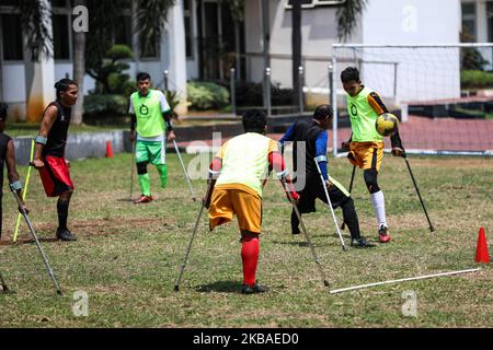 Die indonesische Fußballnationalmannschaft mit Amputierten wird am 9. November 2019 auf Krücken während einer Trainingseinheit auf einem Feld in Jakarta, Indonesien, gesehen. Indonesiens amputierte Fußballmannschaft bereitet sich auf das Weltcup-Debüt in Malaysia 2020 vor. (Foto von Andrew Gal/NurPhoto) Stockfoto