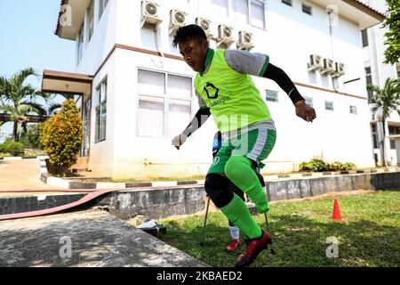 Die indonesische Fußballnationalmannschaft mit Amputierten wird am 9. November 2019 auf Krücken während einer Trainingseinheit auf einem Feld in Jakarta, Indonesien, gesehen. Indonesiens amputierte Fußballmannschaft bereitet sich auf das Weltcup-Debüt in Malaysia 2020 vor. (Foto von Andrew Gal/NurPhoto) Stockfoto