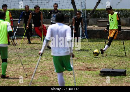 Die indonesische Fußballnationalmannschaft mit Amputierten wird am 9. November 2019 auf Krücken während einer Trainingseinheit auf einem Feld in Jakarta, Indonesien, gesehen. Indonesiens amputierte Fußballmannschaft bereitet sich auf das Weltcup-Debüt in Malaysia 2020 vor. (Foto von Andrew Gal/NurPhoto) Stockfoto