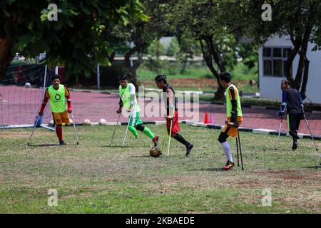 Die indonesische Fußballnationalmannschaft mit Amputierten wird am 9. November 2019 auf Krücken während einer Trainingseinheit auf einem Feld in Jakarta, Indonesien, gesehen. Indonesiens amputierte Fußballmannschaft bereitet sich auf das Weltcup-Debüt in Malaysia 2020 vor. (Foto von Andrew Gal/NurPhoto) Stockfoto