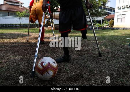 Die indonesische Fußballnationalmannschaft mit Amputierten wird am 9. November 2019 auf Krücken während einer Trainingseinheit auf einem Feld in Jakarta, Indonesien, gesehen. Indonesiens amputierte Fußballmannschaft bereitet sich auf das Weltcup-Debüt in Malaysia 2020 vor. (Foto von Andrew Gal/NurPhoto) Stockfoto