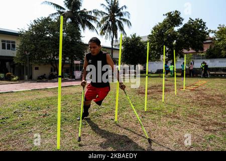 Die indonesische Fußballnationalmannschaft mit Amputierten wird am 9. November 2019 auf Krücken während einer Trainingseinheit auf einem Feld in Jakarta, Indonesien, gesehen. Indonesiens amputierte Fußballmannschaft bereitet sich auf das Weltcup-Debüt in Malaysia 2020 vor. (Foto von Andrew Gal/NurPhoto) Stockfoto