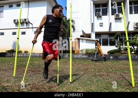 Die indonesische Fußballnationalmannschaft mit Amputierten wird am 9. November 2019 auf Krücken während einer Trainingseinheit auf einem Feld in Jakarta, Indonesien, gesehen. Indonesiens amputierte Fußballmannschaft bereitet sich auf das Weltcup-Debüt in Malaysia 2020 vor. (Foto von Andrew Gal/NurPhoto) Stockfoto