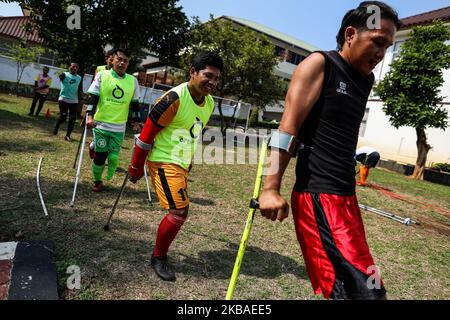 Die indonesische Fußballnationalmannschaft mit Amputierten wird am 9. November 2019 auf Krücken während einer Trainingseinheit auf einem Feld in Jakarta, Indonesien, gesehen. Indonesiens amputierte Fußballmannschaft bereitet sich auf das Weltcup-Debüt in Malaysia 2020 vor. (Foto von Andrew Gal/NurPhoto) Stockfoto