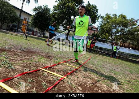 Die indonesische Fußballnationalmannschaft mit Amputierten wird am 9. November 2019 auf Krücken während einer Trainingseinheit auf einem Feld in Jakarta, Indonesien, gesehen. Indonesiens amputierte Fußballmannschaft bereitet sich auf das Weltcup-Debüt in Malaysia 2020 vor. (Foto von Andrew Gal/NurPhoto) Stockfoto