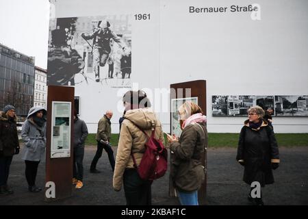 An einem Tag des 30.. Jahrestages des Mauerfalls wird in der Freilichtausstellung neben der Bernauer Straße ein Wandgemälde mit Hans Konrad Schumann gezeigt. Berlin, Deutschland am 9. November 2019. (Foto von Beata Zawrzel/NurPhoto) Stockfoto