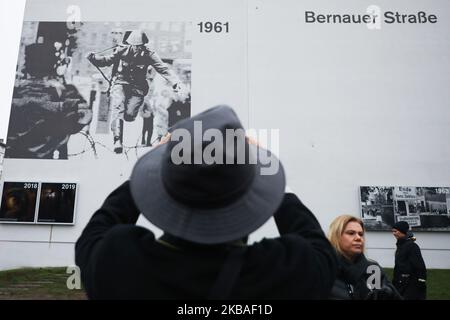 An einem Tag des 30.. Jahrestages des Mauerfalls wird in der Freilichtausstellung neben der Bernauer Straße ein Wandgemälde mit Hans Konrad Schumann gezeigt. Berlin, Deutschland am 9. November 2019. (Foto von Beata Zawrzel/NurPhoto) Stockfoto