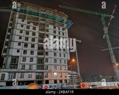 Riesige Krane auf der neuen Bürohochhaus-Baustelle werden am 9. November 2019 im Einkaufszentrum Riviera in Gdynia, Polen, gesehen (Foto: Michal Fludra/NurPhoto) Stockfoto