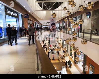 Das Werbebanner von Huawei mit Robert Lewandowski vor dem Sony Center-Shop ist am 9. November 2019 im Einkaufszentrum Riviera in Gdynia, Polen, zu sehen (Foto: Michal Fludra/NurPhoto) Stockfoto