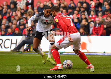 Lewis Grabban (7) aus Nottingham Forest kämpft mit Max Lowe (25) aus Derby County während des Sky Bet Championship-Spiels zwischen Nottingham Forest und Derby County am City Ground, Nottingham, am Samstag, dem 9.. November 2019. (Kredit: Jon Hobley | MI News) Stockfoto