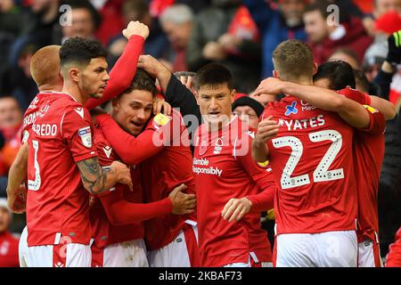 Die Roten feiern, nachdem Lewis Grabban (7) von Nottingham Forest beim Sky Bet Championship-Spiel zwischen Nottingham Forest und Derby County am City Ground, Nottingham, am Samstag, dem 9.. November 2019, ein Tor auf den 1-0. Platz erzielt hat. (Kredit: Jon Hobley | MI News) Stockfoto