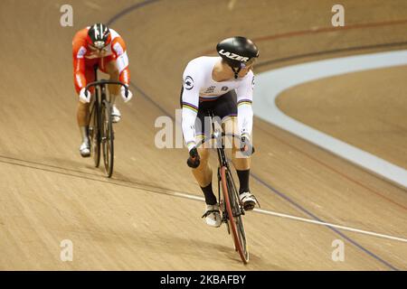 Harrie Lavreysen aus den Niederlanden und Tomohiro Fukaya aus Japan im Einsatz beim Halbfinale des Sprints der Männer im Sir Chris Hoy Velodrome am zweiten Tag der UCI Track Cycling World Cup am 9. November 2019 in Glasgow, Schottland. (Foto von Ewan Bootman/NurPhoto) Stockfoto