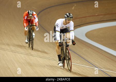 Harrie Lavreysen aus den Niederlanden und Tomohiro Fukaya aus Japan im Einsatz beim Halbfinale des Sprints der Männer im Sir Chris Hoy Velodrome am zweiten Tag der UCI Track Cycling World Cup am 9. November 2019 in Glasgow, Schottland. (Foto von Ewan Bootman/NurPhoto) Stockfoto