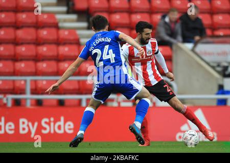 Conor McLaughlin von Sunderland in Aktion mit Thomas O'Connor von Gillingham während des FA Cup-Spiels zwischen Sunderland und Gillingham im Stadium of Light, Sunderland am Samstag, dem 9.. November 2019. (Foto von Mark Fletcher/MI News/NurPhoto) Stockfoto