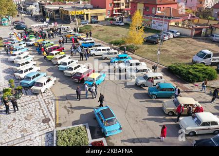 Bulgarische und deutsche Trabant-Fans nehmen am Samstag, den 9. November 2019, an dem Treffen der Trabant-Fahrer Teil, das im Rahmen der 30-jährigen Feier zum Fall des Berliner Mauerwagens in der Stadt Pavel Banya östlich der bulgarischen Hauptstadt Sofia stattfindet. Der Trabant oder auch Trabi genannt, ist der erste ostdeutsche Kleinwagen mit einer Kunststoffkarosserie und angetrieben von einem Zweitaktmotor, der bei vielen Fans in ganz Europa immer noch beliebt ist. (Foto von Petar Petrov/Impact Press Group/NurPhoto) Stockfoto