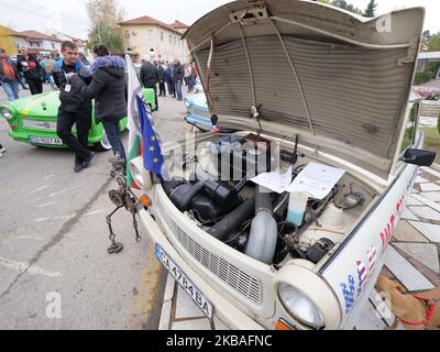 Bulgarische und deutsche Trabant-Fans nehmen am Samstag, den 9. November 2019, an dem Treffen der Trabant-Fahrer Teil, das im Rahmen der 30-jährigen Feier zum Fall des Berliner Mauerwagens in der Stadt Pavel Banya östlich der bulgarischen Hauptstadt Sofia stattfindet. Der Trabant oder auch Trabi genannt, ist der erste ostdeutsche Kleinwagen mit einer Kunststoffkarosserie und angetrieben von einem Zweitaktmotor, der bei vielen Fans in ganz Europa immer noch beliebt ist. (Foto von Petar Petrov/Impact Press Group/NurPhoto) Stockfoto