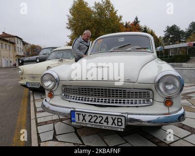 Bulgarische und deutsche Trabant-Fans nehmen am Samstag, den 9. November 2019, an dem Treffen der Trabant-Fahrer Teil, das im Rahmen der 30-jährigen Feier zum Fall des Berliner Mauerwagens in der Stadt Pavel Banya östlich der bulgarischen Hauptstadt Sofia stattfindet. Der Trabant oder auch Trabi genannt, ist der erste ostdeutsche Kleinwagen mit einer Kunststoffkarosserie und angetrieben von einem Zweitaktmotor, der bei vielen Fans in ganz Europa immer noch beliebt ist. (Foto von Petar Petrov/Impact Press Group/NurPhoto) Stockfoto