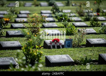 Mohnblumen und Holzkreuze mit einem Bild werden auf einem Grabstein während der Gedenkfeier zum Gedenktag am 10. November 2019 auf dem Kriegsfriedhof von Htauk Kyant in Yangon, Myanmar, platziert. Der Gedenktag wird von den Commonwealth-Staaten und einigen anderen Ländern beobachtet, um den Beitrag von Mitgliedern der Streitkräfte zu markieren, die in den beiden Weltkriegen und späteren Konflikten dienten. (Foto von Shwe Paw Mya Tin/NurPhoto) Stockfoto