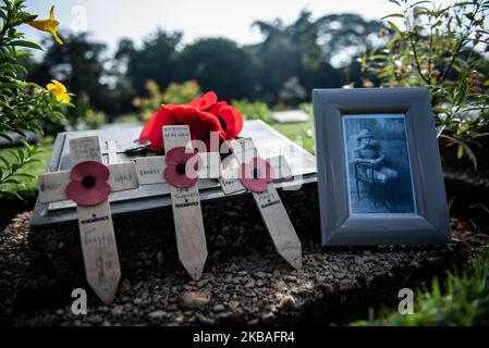 Mohnblumen und Holzkreuze mit einem Bild werden auf einem Grabstein während der Gedenkfeier zum Gedenktag am 10. November 2019 auf dem Kriegsfriedhof von Htauk Kyant in Yangon, Myanmar, platziert. Der Gedenktag wird von den Commonwealth-Staaten und einigen anderen Ländern beobachtet, um den Beitrag von Mitgliedern der Streitkräfte zu markieren, die in den beiden Weltkriegen und späteren Konflikten dienten. (Foto von Shwe Paw Mya Tin/NurPhoto) Stockfoto