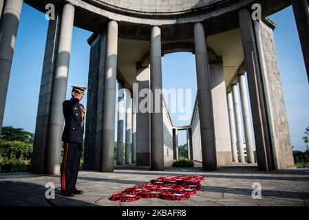 Hochrangige Vertreter der Philippinen stehen still und grüßen während der Gedenkfeier zum Gedenktag am 10. November 2019 auf dem Kriegsfriedhof von Htauk Kyant in Yangon, Myanmar. Der Gedenktag wird von den Commonwealth-Staaten und einigen anderen Ländern beobachtet, um den Beitrag von Mitgliedern der Streitkräfte zu markieren, die in den beiden Weltkriegen und späteren Konflikten dienten. (Foto von Shwe Paw Mya Tin/NurPhoto) Stockfoto