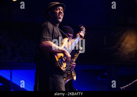 Victor Wooten von der amerikanischen Jazzband The Wooten Brothers treten am 1. november 2019 in Mailand, Italien, live im Blue Note auf. (Foto von Roberto Finizio/NurPhoto) Stockfoto