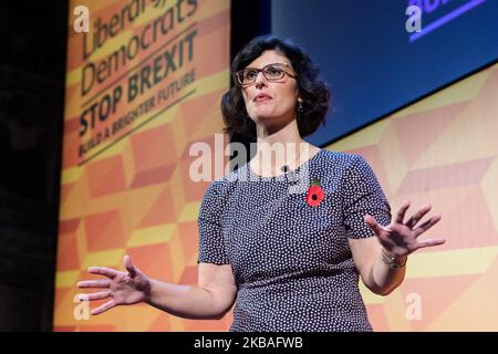 Die Schattenpädagogin der Liberaldemokraten Layla Moran spricht während der „Kundgebung für die Zukunft“ am 09. November 2019 im Battersea Arts Center in London, England, zu Unterstützern. Die Liberaldemokraten haben die Vision aufgestellt, den Brexit zu stoppen, und kündigen Pläne für die Einführung einer kostenlosen Kinderbetreuung ab 9 Monaten an, da die Partei für die Parlamentswahlen 2019 kämpft. (Foto von Wiktor Szymanowicz/NurPhoto) Stockfoto