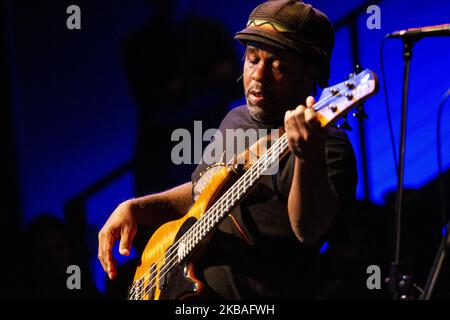 Victor Wooten von der amerikanischen Jazzband The Wooten Brothers treten am 1. november 2019 in Mailand, Italien, live im Blue Note auf. (Foto von Roberto Finizio/NurPhoto) Stockfoto