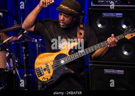 Victor Wooten von der amerikanischen Jazzband The Wooten Brothers treten am 1. november 2019 in Mailand, Italien, live im Blue Note auf. (Foto von Roberto Finizio/NurPhoto) Stockfoto