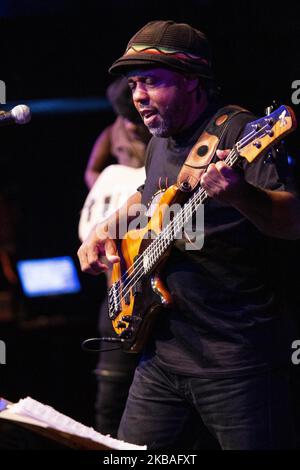 Victor Wooten von der amerikanischen Jazzband The Wooten Brothers treten am 1. november 2019 in Mailand, Italien, live im Blue Note auf. (Foto von Roberto Finizio/NurPhoto) Stockfoto