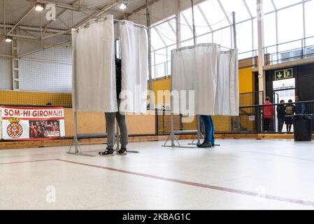 Am 10. November 2019 stimmen die Menschen im Wahllokal in Girona, Spanien, für die Präsidentschaftswahlen in Spanien ab. (Foto von Adria Salido Zarco/NurPhoto) Stockfoto