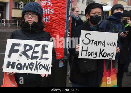 Aktivisten halten während eines Protestes zur Unterstützung von Demokratiedemonstrationen in Hongkong an einem Ort, an dem die Berliner Mauer am 30.. Jahrestag des Falls der Berliner Mauer in der Bernauer Straße stand, "Stand with Hong Kong"- und "Free Hong Kong"-Schilder ab. Am Samstag, den 9. November 2019, in Berlin, Deutschland. (Foto von Artur Widak/NurPhoto) Stockfoto