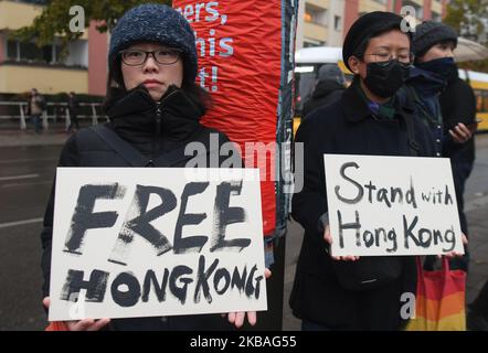 Aktivisten halten während eines Protestes zur Unterstützung von Demokratiedemonstrationen in Hongkong an einem Ort, an dem die Berliner Mauer am 30.. Jahrestag des Falls der Berliner Mauer in der Bernauer Straße stand, "Stand with Hong Kong"- und "Free Hong Kong"-Schilder ab. Am Samstag, den 9. November 2019, in Berlin, Deutschland. (Foto von Artur Widak/NurPhoto) Stockfoto