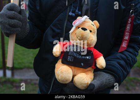 Ein Aktivist hält einen Winnie-the-Pooh Teddybär während eines Protestes zur Unterstützung von Demokratiedemonstrationen in Hongkong an einem Ort, an dem die Berliner Mauer am 30.. Jahrestag des Mauerfalls in der Bernauer Straße stand. Chinesische Internetnutzer haben scherzt, dass der chinesische Präsident Xi Jinping dem sprechenden Bären ähnelt, was die Zensoren des Landes dazu führte, Online-Verweise auf den Charakter zu schrubben. Am Samstag, den 9. November 2019, in Berlin, Deutschland. (Foto von Artur Widak/NurPhoto) Stockfoto