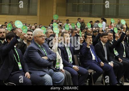 Die Teilnehmer stimmen während des Parteikongresses "Diener des Volkes" in Kiew, Ukraine, am 10. November 2019 ab. Oleksandr Kornienko wurde auf dem Parteitag zum neuen Parteichef gewählt. (Foto von STR/NurPhoto) Stockfoto