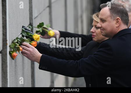 Zuzana Caputova, Präsidentin der Slowakischen Republik, und Andrzej Duda, Präsident Polens, platzieren Blumen an der Wall Memorial während der zentralen Gedenkfeier zum 30.. Jahrestag des Falls der Berliner Mauer, an der Gedenkstätte Berliner Mauer, Bernauer Straße in Berlin. Am Samstag, den 9. November 2019, in Berlin, Deutschland. (Foto von Artur Widak/NurPhoto) Stockfoto